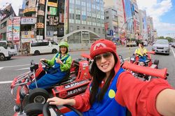 Chơi Mario Kart ngoài đời thực trên đường phố Nhật Bản