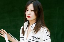 Triệu Vy đi mua sắm cùng người đàn ông lạ mặt