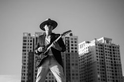 Nghe Hoàng Bách hát 'Một tình yêu' với rock alternative