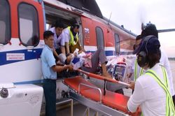 Trực thăng vượt biển đưa ngư dân bị xuất huyết não từ Trường Sa về đất liền điều trị