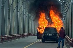 Siêu xe Ranger Rover cháy ngùn ngụt trên cầu Chương Dương