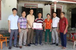 Trao 190 triệu đến gia đình chị Thúy bị ung thư ở Đài Loan