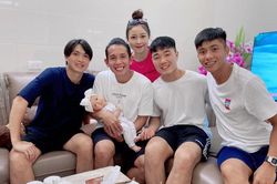 Dàn sao HAGL đến thăm con gái Phan Văn Đức