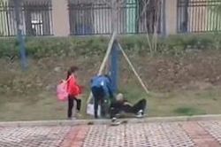 Tới trường đón con gái tan học, ông bố 'nhỡ' say giấc nồng ngoài bãi cỏ, cô giáo gọi kiểu gì cũng không tỉnh