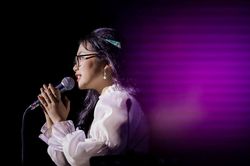 Rụng tim trước phiên bản Người Tình Mùa Đông 5 thứ tiếng của Phương Mỹ Chi