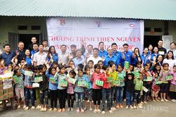 Tuổi trẻ Bộ Công Thương trao 'Món quà yêu thương' tới học sinh địa đầu Tổ quốc
