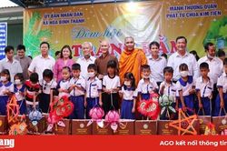 Thiếu nhi xã Hòa Bình Thạnh vui Tết Trung thu