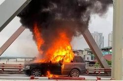 Đang chạy, siêu xe Range rover cháy dữ dội, bị thiêu rụi trong vài phút