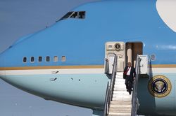 Air Force One chở ông Trump có gì đặc biệt?