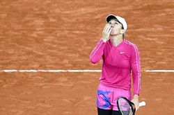 Simona Halep tự tặng mình quà sinh nhật