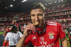 Hàng thủ báo hại, Man City lập tức bạo chi mua 'bom tấn' Ruben Dias