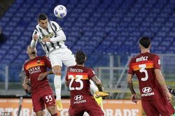 Ronaldo giải cứu Juventus trước Roma đầy ngoạn mục