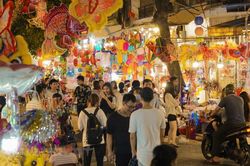 Hà Nội: Chuyện 'thu phí chụp ảnh' tại phố bán đồ Trung Thu Hàng Mã