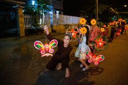 Hoa hậu Hoàn vũ Việt Nam tổ chức Trung Thu cho trẻ em gái thiệt thòi