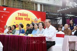 Phó Thủ tướng Trương Hòa Bình trao quà cho trẻ em có hoàn cảnh đặc biệt
