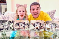 Tài không đợi tuổi: Cô bé 6 tuổi có hơn 60 triệu fan hâm mộ trên YouTube, kiếm hơn trăm tỷ 1 năm