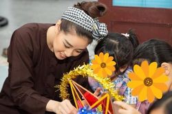 Hoa hậu Khánh Vân đóng vai chú Cuội, vui trung thu cùng trẻ em