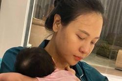 Cường Đô La hạnh phúc khoe khoảnh khắc bà xã Đàm Thu Trang chăm con gái, mặt mộc của mẹ bỉm gây bất ngờ