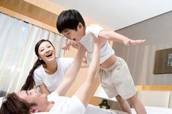 Vợ bẽ bàng khi sinh con xong, chồng chỉ yêu con, không ngó ngàng tới vợ