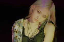 Giữa rừng đồ hiệu cao cấp, Rosé bất ngờ chọn một thiết kế táo bạo đến từ Việt Nam