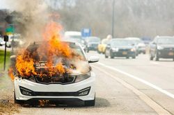 Những cách thoát hiểm nhanh và an toàn cho người ngồi trong ô tô khi xe bị cháy