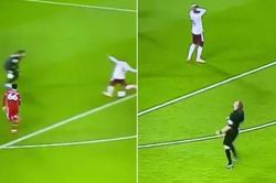 Trọng tài Pawson bị nghi là fan Arsenal