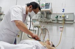 Hôn mê sau khi uống thuốc chữa viêm gan mua trên mạng