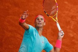 Clip 'Vua' Rafael Nadal, 'Hoàng tử' Dominic Thiem thắng dễ trận ra quân Roland Garros
