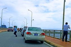 4 tài xế bị phạt nguội khi dừng đỗ trên cầu Nhật Lệ 1