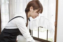 Thuê osin trẻ, vợ sững người khi nghe chồng phán một câu