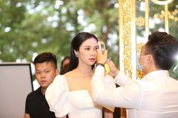 Thí sinh được đo thân nhiệt, sát khuẩn trước sơ khảo phía Bắc Hoa hậu Việt Nam