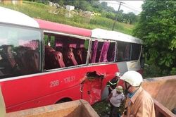 Hà Nội: Tàu hỏa va chạm với xe ôtô chở học sinh, 2 người bị thương