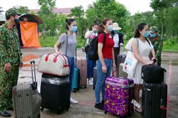 146 công dân từ Singapore về nước hoàn thành cách ly tại Sóc Trăng