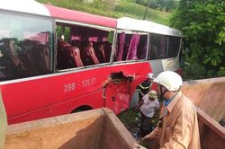 Tàu hỏa đâm ngang xe đưa đón học sinh, 2 em nhỏ cấp cứu