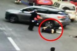 Cay cú vì bị 'đá', người đàn ông lái xe chèn qua người bạn gái cũ, trước đó còn có nhiều hành động phẫn nộ hơn