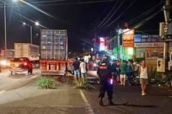 Xe container tông xe máy cùng chiều, một người chết thảm