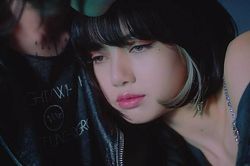 Gia thế siêu khủng của trai đẹp Lisa dựa vào trong MV 'Lovesick Girls' gây choáng