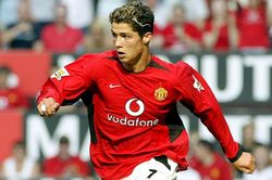 Ronaldo và Messi làm được gì trước tuổi 18?