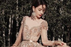 Angelababy tránh sự cố lộ hàng trong ảnh thời trang