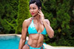 Nữ người mẫu có cơ bụng 6 múi nhờ đam mê tập gym