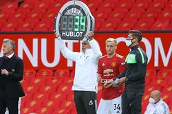 Đại diện Van de Beek lên tiếng chỉ trích MU