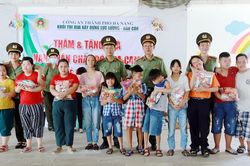 Tặng quà Trung thu cho thiếu nhi