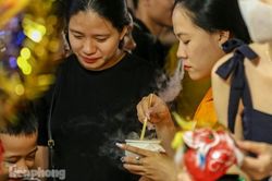 'Hốt bạc' nhờ bán kem nhả khói độc đáo mùa Trung thu Hà Nội