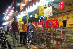 Bánh trung thu đua nhau xuống đường 'xả hàng'