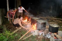 Nhiều vùng quê ở Nghệ An gói bánh chưng, làm đèn ông sao 'khủng' đón Trung thu