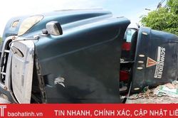 Tai nạn liên hoàn trên QL 1A qua Hà Tĩnh, xe container lật nghiêng, 2 người thương vong
