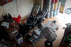 Clip: Nam thanh niên bịt kín mặt, lẻn vào cửa hàng lấy trộm chiếc điện thoại nằm cạnh ông chủ đang ngủ say