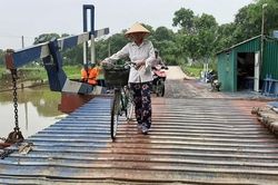Gần 800 người dân 'run rẩy' đi qua cầu phao mỗi khi vào mùa mưa bão