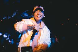 Binz 'phủ hồng' sân khấu, hát live cực chất trước vòng Đối đầu tại 'Rap Việt'