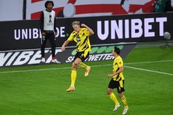 Quyết định thay người khó hiểu khiến Dortmund thua Bayern